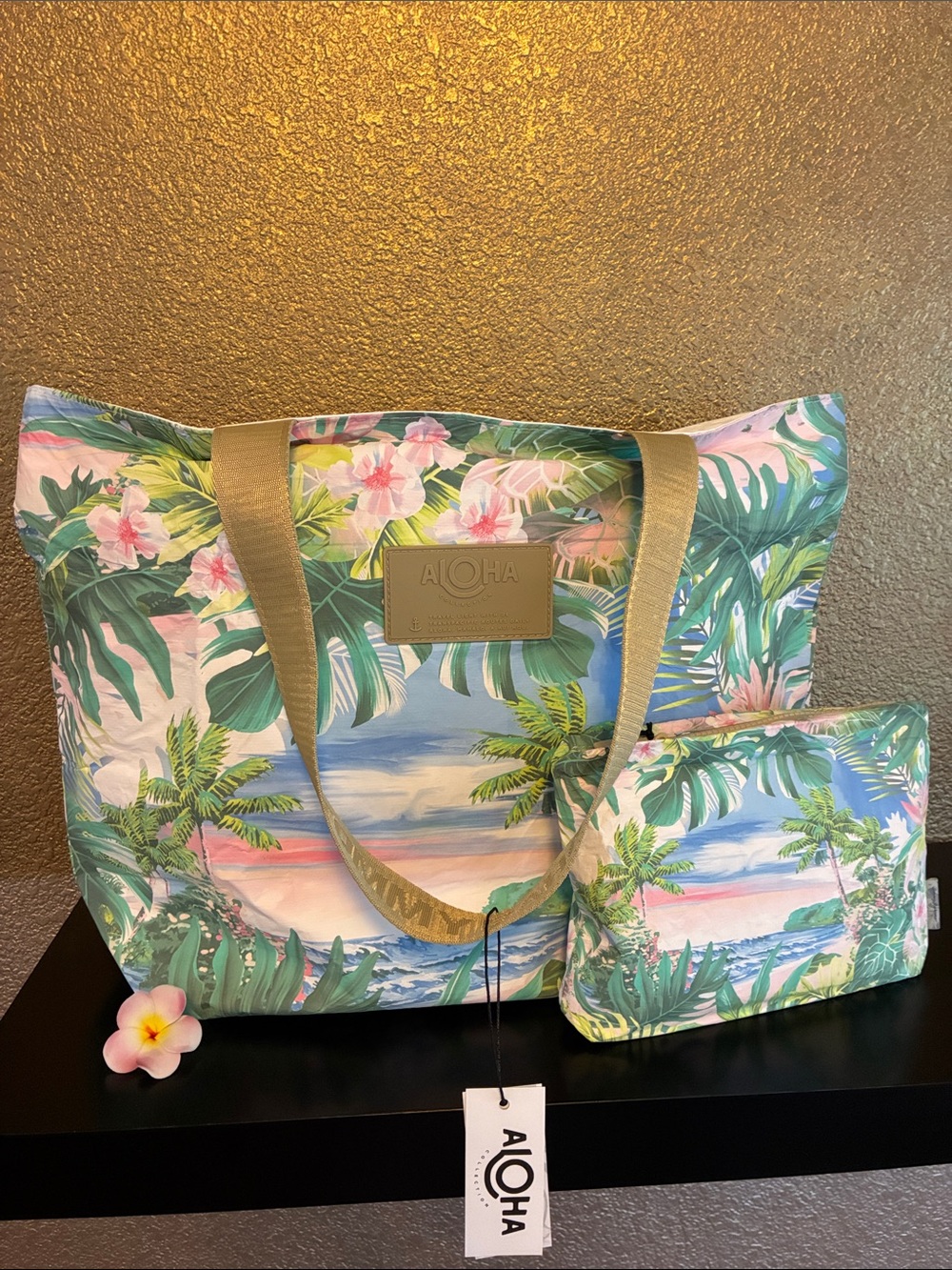 ALOHA COLLECTION/TOMMY BAHAMA SURFSIDE SOUNDS DAY TRIPPER TOTE AND POUCH SET 🌺